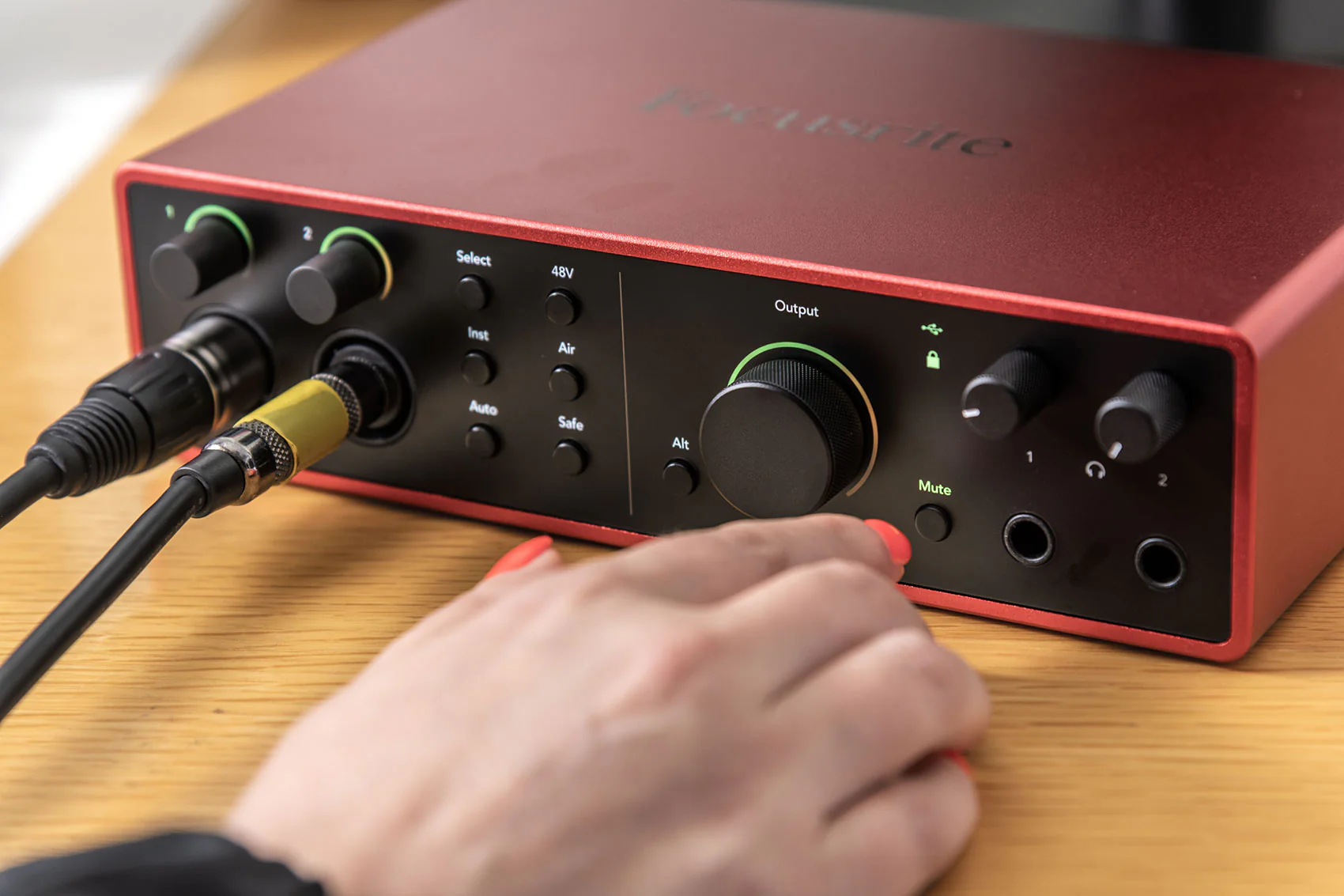 Focusrite SCARLETT 16I16 4G 4th Gen Audio Recording Interface+2) Headphones+Mics - Image 11