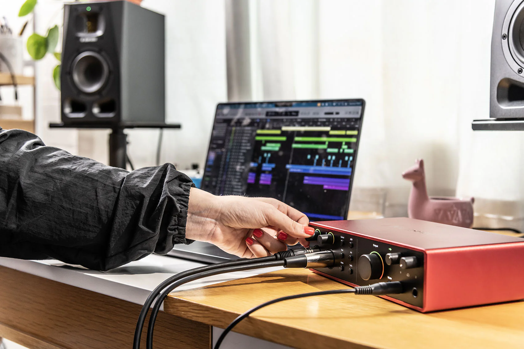 Focusrite SCARLETT 16I16 4G 4th Gen Audio Recording Interface+2) Headphones+Mics - Image 12